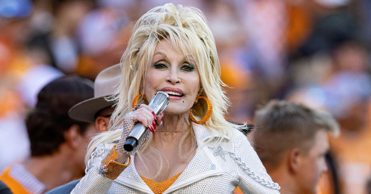 Tennessee football will honor Dolly Parton with