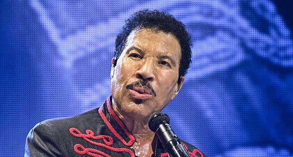 Lionel Richie 'struggles to breathe' in new | Music News